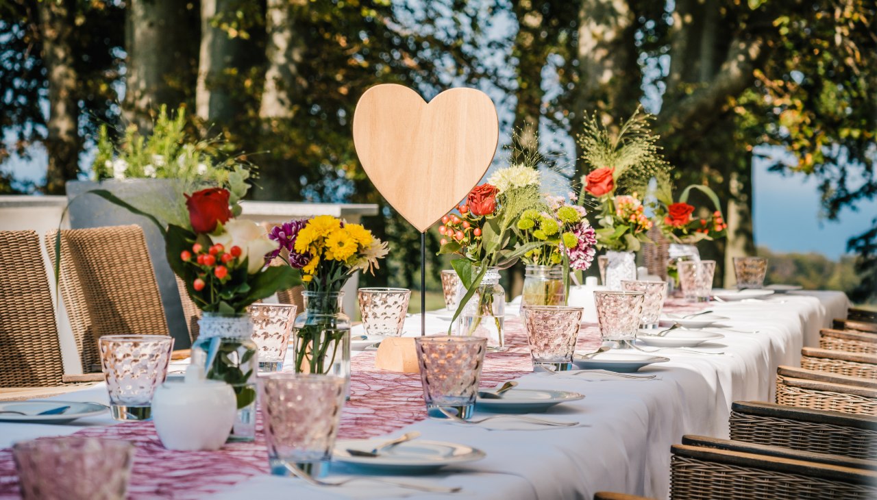 Festlich gedeckte Hochzeitstafel im Schlosspark Ranzow, &copy; Schloss Ranzow / FotoArt Mirko Boy