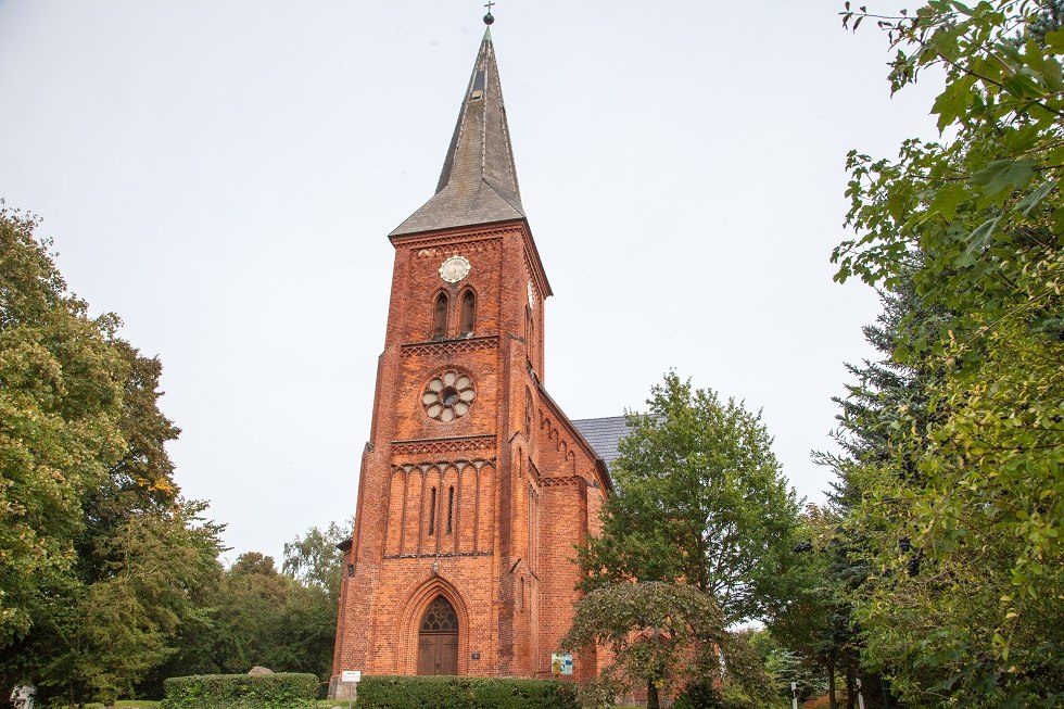 Die Dorfkirche Carlow von der Turmseite. // © Frank Burger Die Dorfkirche Carlow von der Turmseite. // © Frank Burger