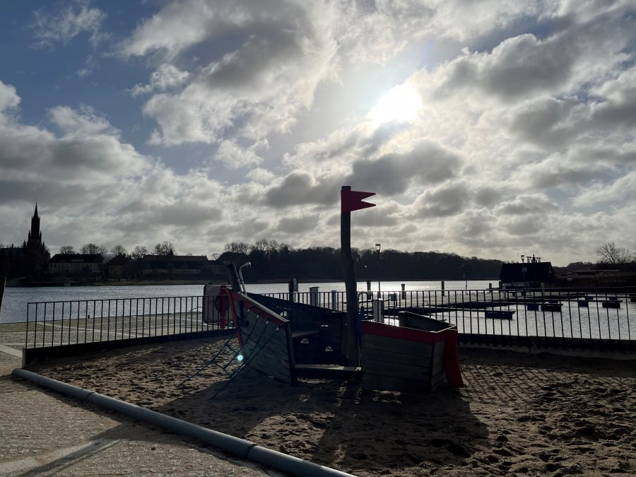 Spielschiff mit Blick auf das Malchower Kloster, © Kultur- und Sportring e.V. Spielschiff mit Blick auf das Malchower Kloster, © Kultur- und Sportring e.V.