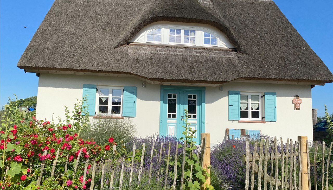 Zicht op het rietgedekte huis vanaf de Gothenweg, &copy; Franzi Neubauer