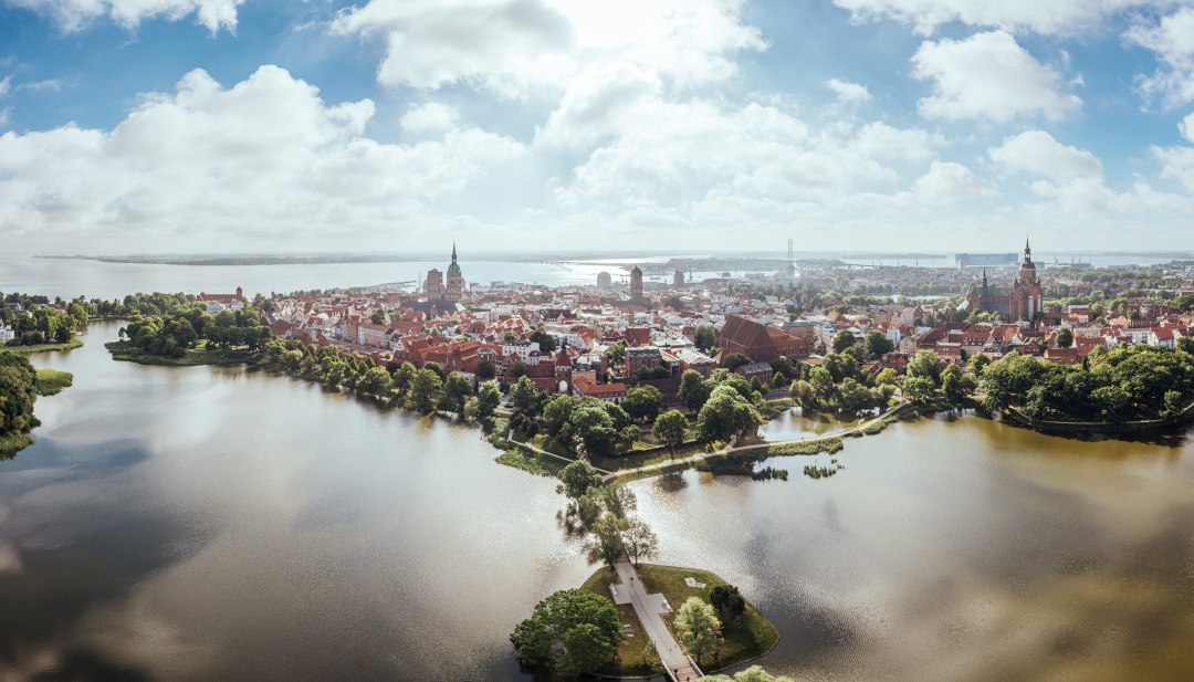 Het oude stadscentrum van Stralsund staat op de Werelderfgoedlijst van UNESCO. Maar hoe voelt het om tussen zoveel geschiedenis te wonen? Best goed in de Heilgeiststra&szlig;e! // &copy; MV-T/G&auml;nsicke