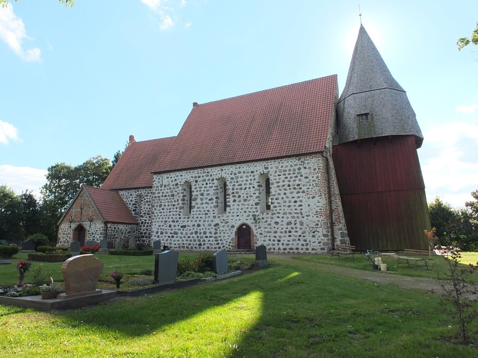 Seitenansicht der Tribohmer Feldsteinkirche mit h&ouml;lzernem Glockenturm // &copy; Martin Hagemann