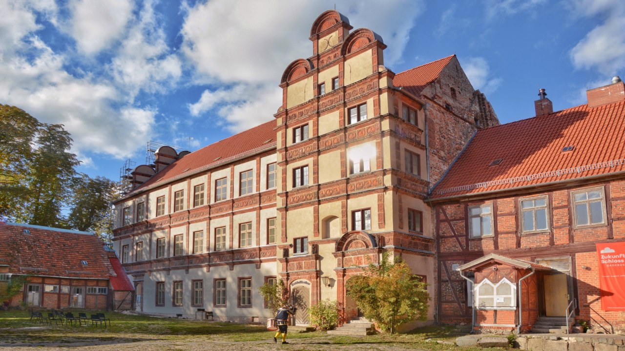 Die Westfassade des Gadebuscher Schlosses nach Restaurierung des Terrakottaschmucks. // &copy; Tourismusverband Mecklenburg-Schwerin