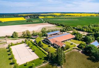 Blick über den Hof Peenetal und den angrenzenden Kummerower See // © J. Bombis Blick über den Hof Peenetal und den angrenzenden Kummerower See // © J. Bombis