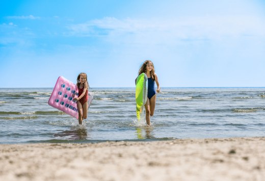 Familienurlaub auf der Insel Usedom. Die Strände hier sind der flach und feinsandig. Ideal für kleine Wassernixen. // © MV-T/Tiemann Familienurlaub auf der Insel Usedom. Die Strände hier sind der flach und feinsandig. Ideal für kleine Wassernixen. // © MV-T/Tiemann