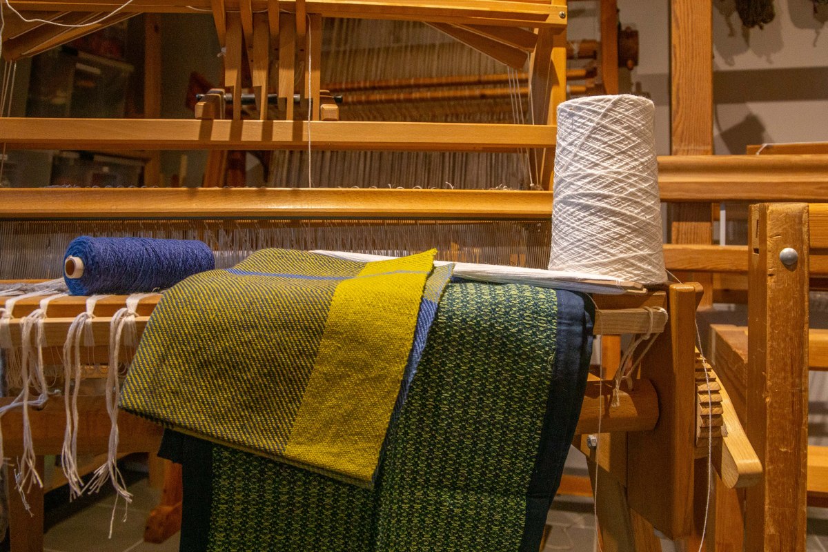 Viersch&auml;ftiger Webstuhl mit Werkst&uuml;cken // &copy; Sabine Reichmann