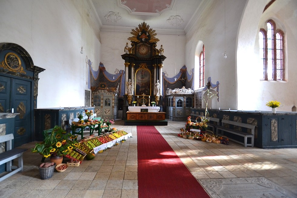 Innenansicht der St. Jacobi Kirche in Gingst auf Rügen zum Erntedank, © Tourismuszentrale Rügen Innenansicht der St. Jacobi Kirche in Gingst auf Rügen zum Erntedank, © Tourismuszentrale Rügen