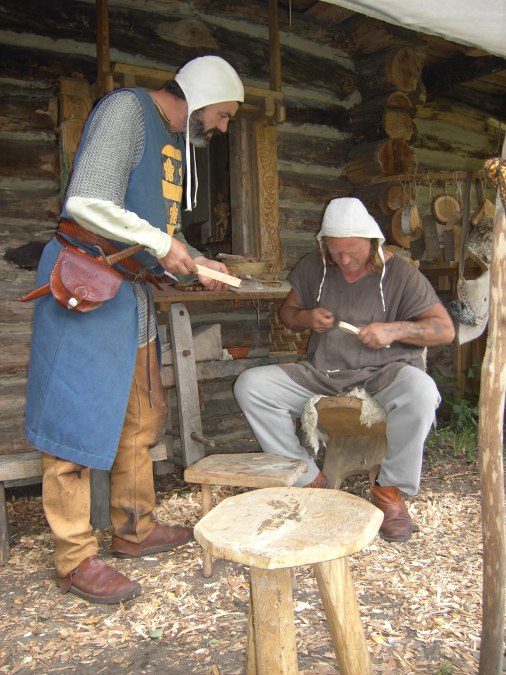Handwerker beim schnitzen, © Ilka Müggenburg