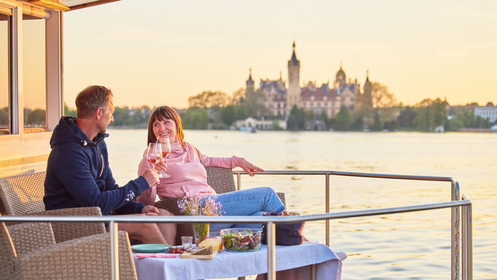 Mit Blick auf die Schlossinsel in Schwerin ein einzigartiges Picknick genie&szlig;en. // &copy; Oliver Borchert