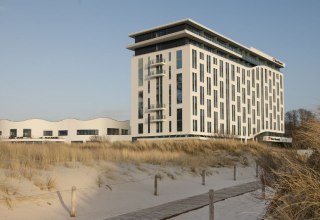 Außenansicht des a-ja Warnemünde. Das Resort. // © a-ja Resort Warnemünde Außenansicht des a-ja Warnemünde. Das Resort. // © a-ja Resort Warnemünde