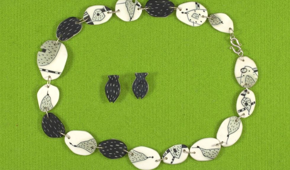 Porzellanplatten-Collier in Ritztechnik mit Fisch-Ohrstecker, &copy; J&ouml;rg M&uuml;cket