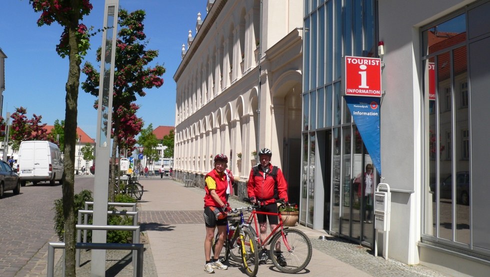 Radler an der Touristinformation // © Stadt Neustrelitz Radler an der Touristinformation // © Stadt Neustrelitz
