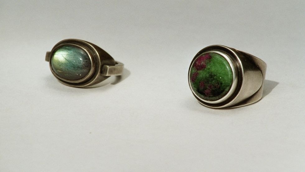Silberringe mit Labradorit (links) und Zoisit (rechts), &copy; Vollborn, Gudrun