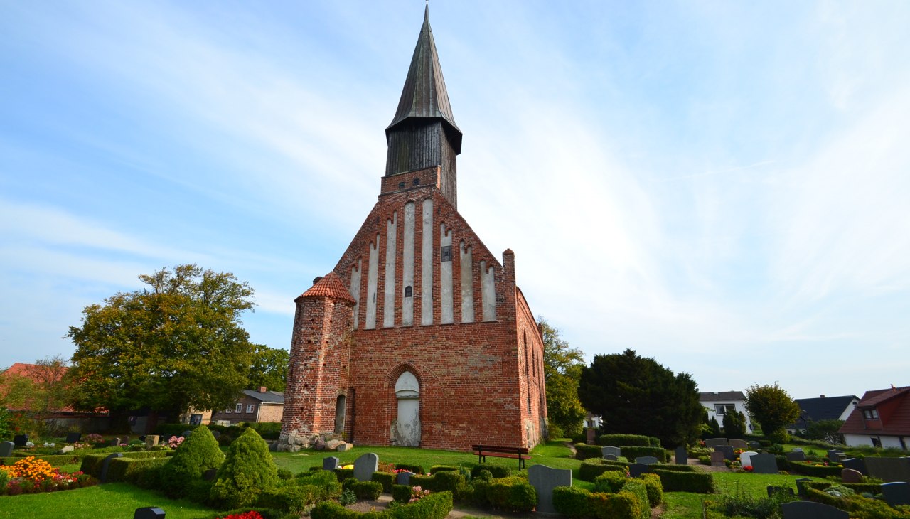 St. Johannes Kirche Schaprode mit Friedhof, © Tourismuszentrale Rügen St. Johannes Kirche Schaprode mit Friedhof, © Tourismuszentrale Rügen