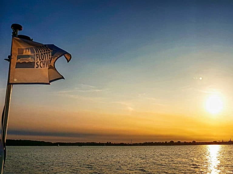 Erdinger Dämmertörn // © WEISSE FLOTTE Fahrgastschiffahrt Schwerin GmbH Erdinger Dämmertörn // © WEISSE FLOTTE Fahrgastschiffahrt Schwerin GmbH