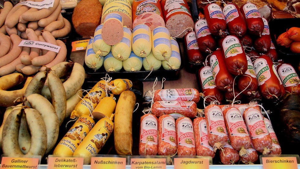 Naast groenten, salades en tomaten biedt de boerderijwinkel van Gut Gallin ook een uitgebreid assortiment vlees en worst., &copy; Gut Gallin / Rasim