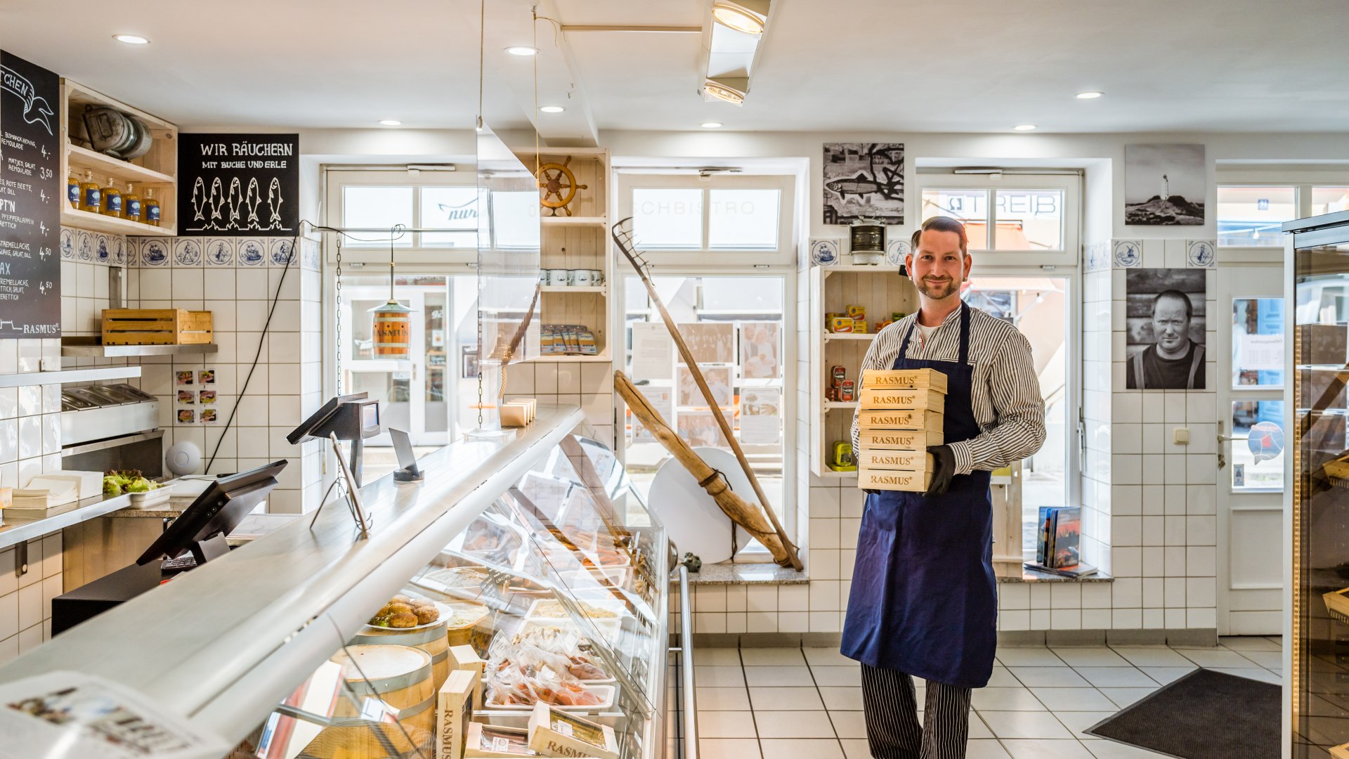 Bismarckhering und anderen feinen Fisch gibt’s bei Mathias Schilling in der „Fischmanufaktur Rasmus“. // © MV-T/Tiemann Bismarckhering und anderen feinen Fisch gibt’s bei Mathias Schilling in der „Fischmanufaktur Rasmus“. // © MV-T/Tiemann