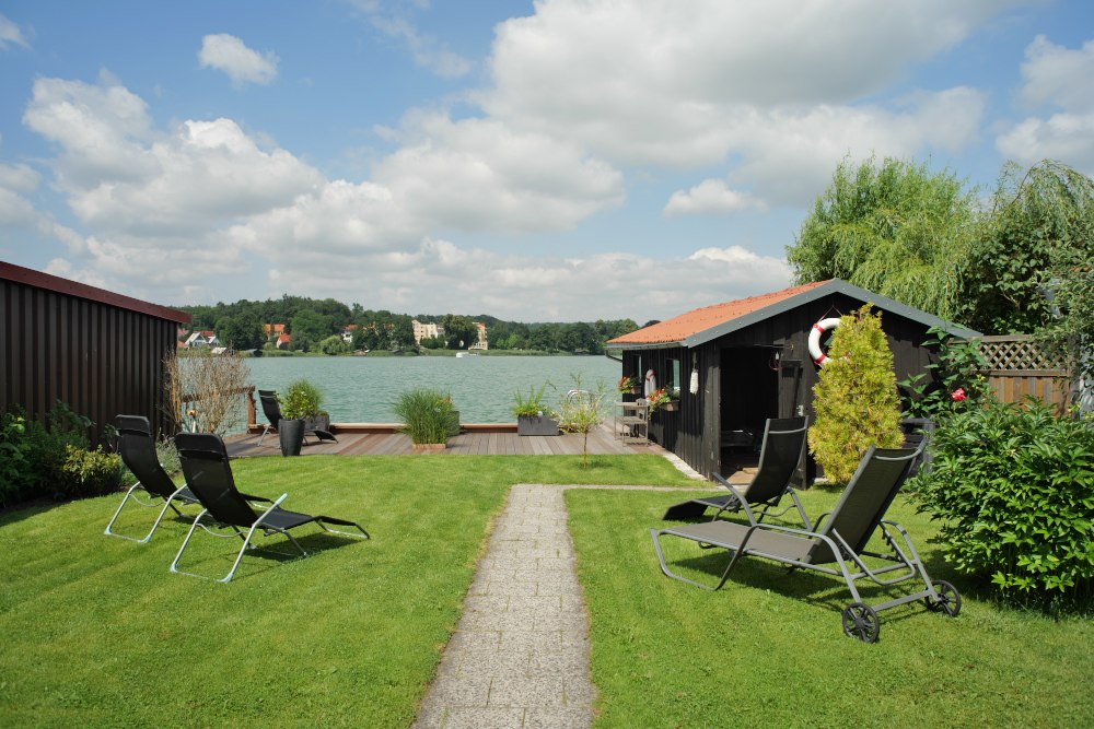 Bootshaus mit See, &copy; Andrea Harden