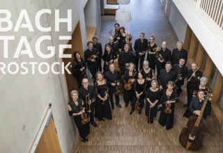 Das Freiburger Barockorchester eröffnet die Bachtage Rostock 2026 am 9-10-26 mit den Brandenburgischen Konzerten // © Britt Schilling Das Freiburger Barockorchester eröffnet die Bachtage Rostock 2026 am 9-10-26 mit den Brandenburgischen Konzerten // © Britt Schilling