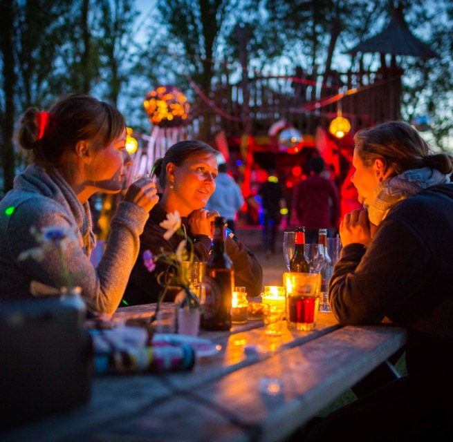 Tikibar am Abend // &copy; ummaii.de