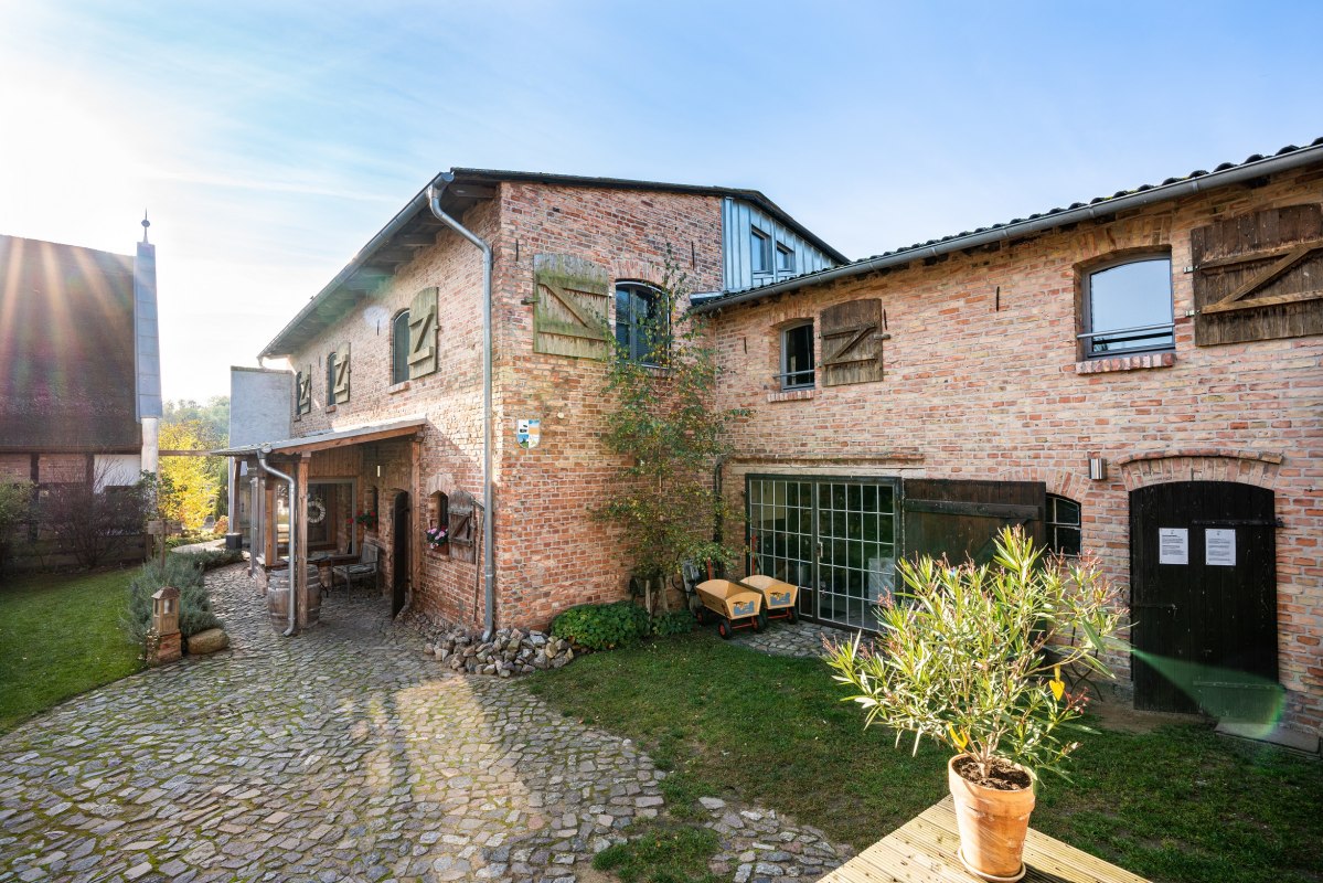 Backsteinhus au&szlig;en Hof // &copy; Backsteinhus Marcel Pieper