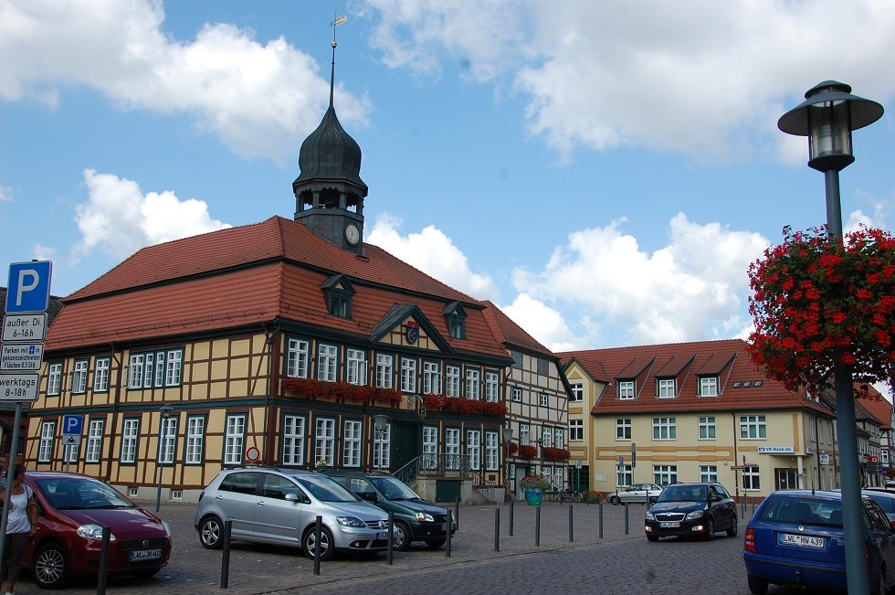 Het stadhuis van Grabow staat in het centrum van de vakwerkstad. // &copy; Gabriele Skorupski