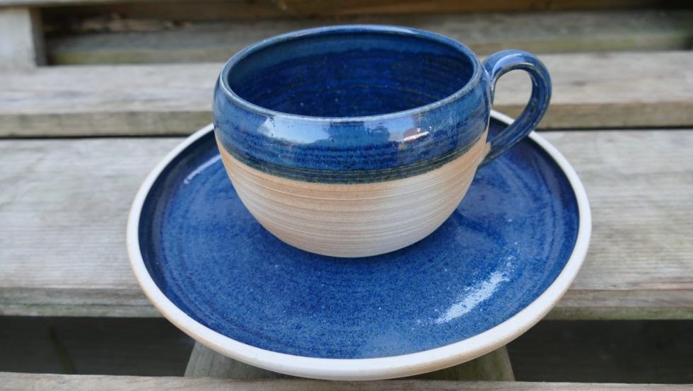 Set aus Teller und Tasse in blauer Asche-Lehmglasur (Holzbrand) // &copy; Judith Renz