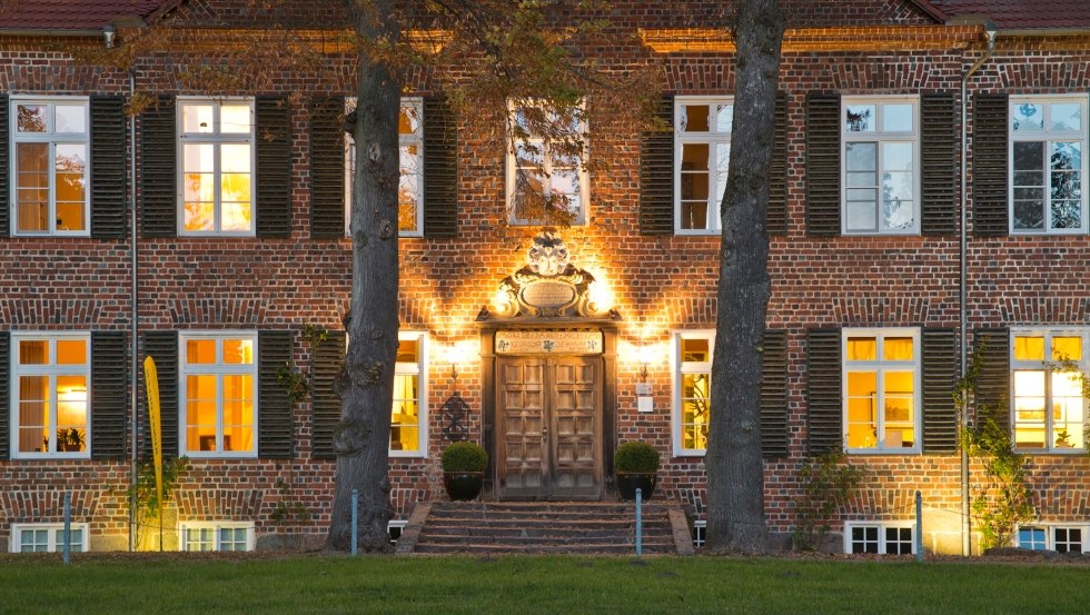Landhaus Ludorf zeigt sich abends in feierlicher Beleuchtung, &copy; TMV/Druehl