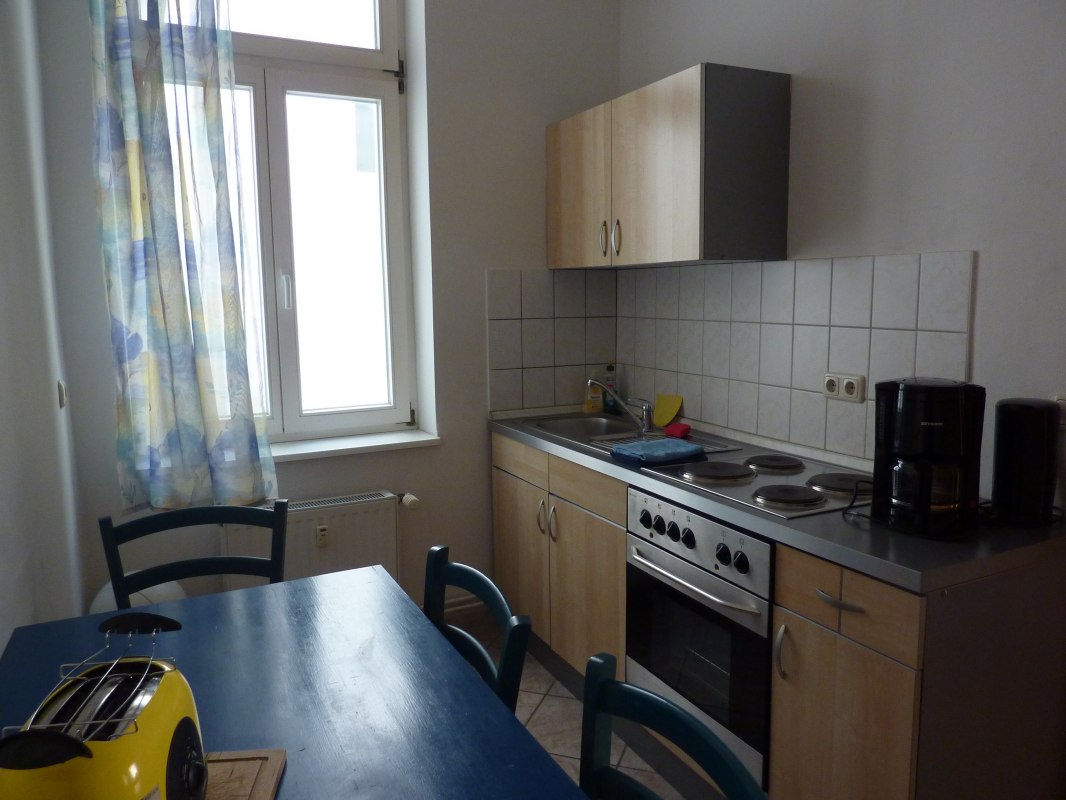 K&uuml;che mit Tisch und Waschschrank // &copy; Galina Diran