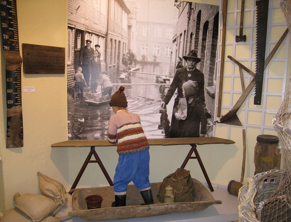 In der Ausstellung nicht zu übersehen: Eine Installation zum Thema Hochwasser., © Heimatmuseum