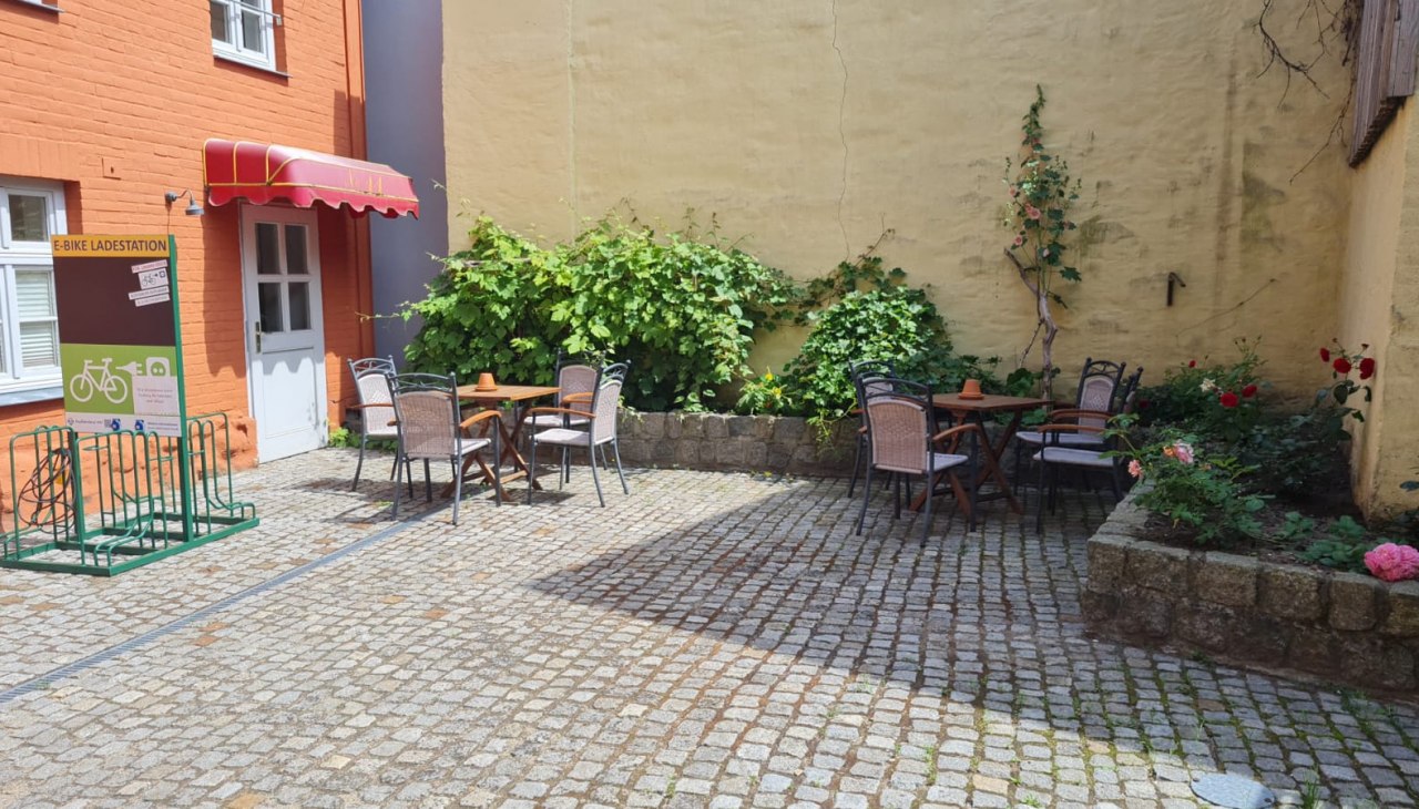 Innenhof mit Sitzgelegenheiten und E-Bike Ladestation, © Tourist-Information Malchow