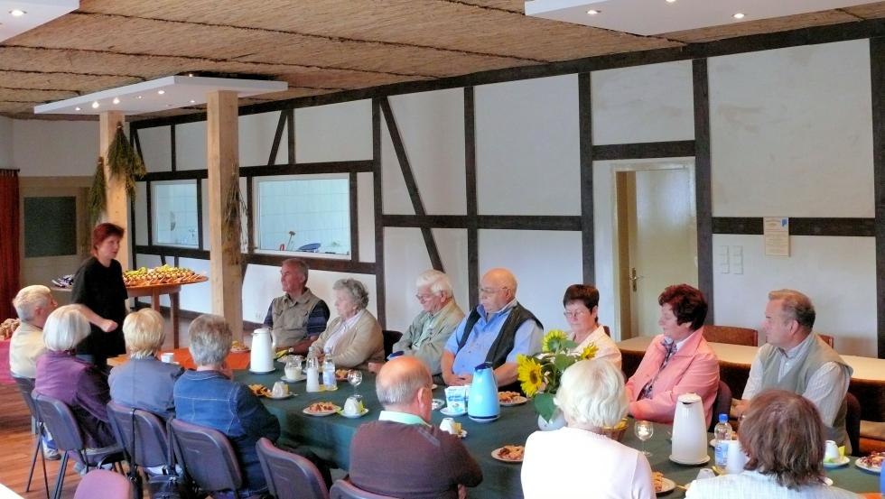 Reisegruppe bei einem Vortrag zur besten Kaffeezeit // © Original Bauerngarten Manufaktur Reisegruppe bei einem Vortrag zur besten Kaffeezeit // © Original Bauerngarten Manufaktur