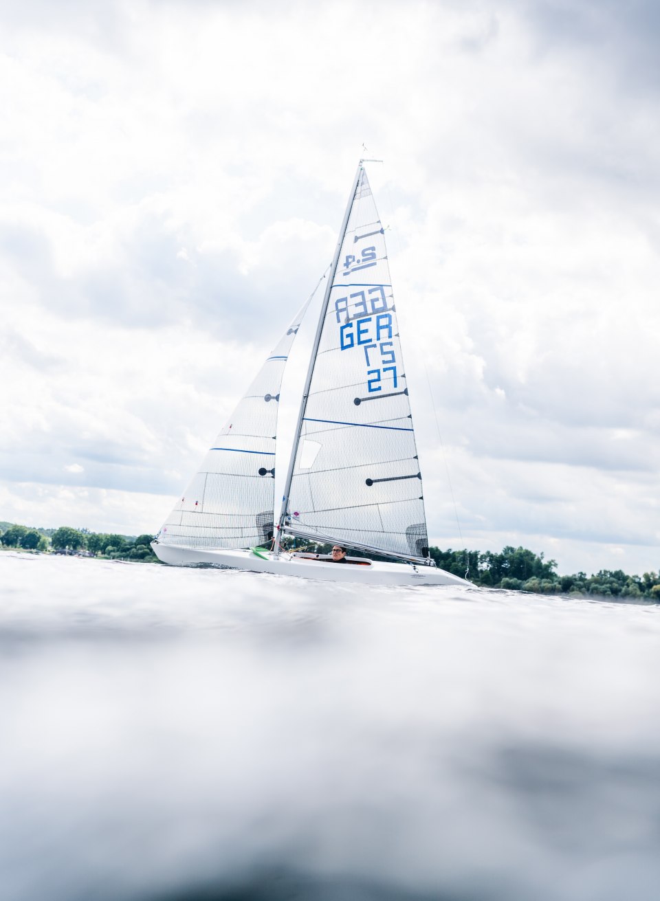 Ein Segelboot auf Wasserspiegel H&ouml;he und geeignet f&uuml;r inklusives Segeln.