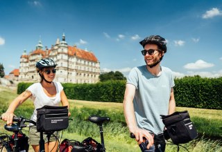 Unterwegs mit dem Rad am Schloss G&uuml;strow // &copy; MV-T/G&auml;nsicke