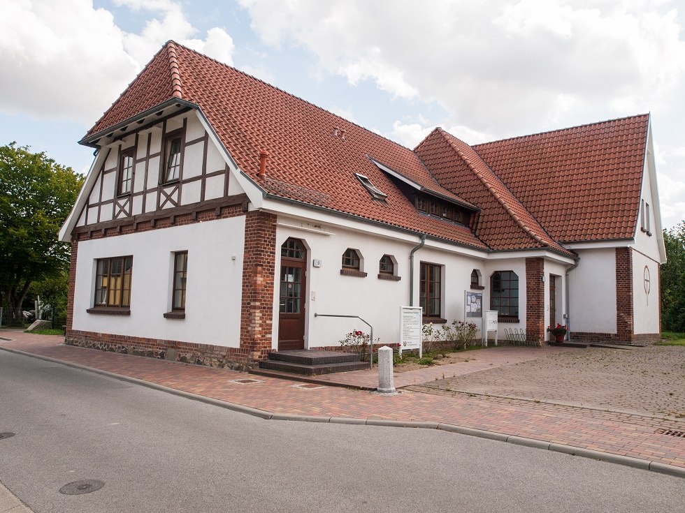 Im Bild ist das Gemeindezentrum mit der Heimatstube zu sehen. // &copy; Frank Burger