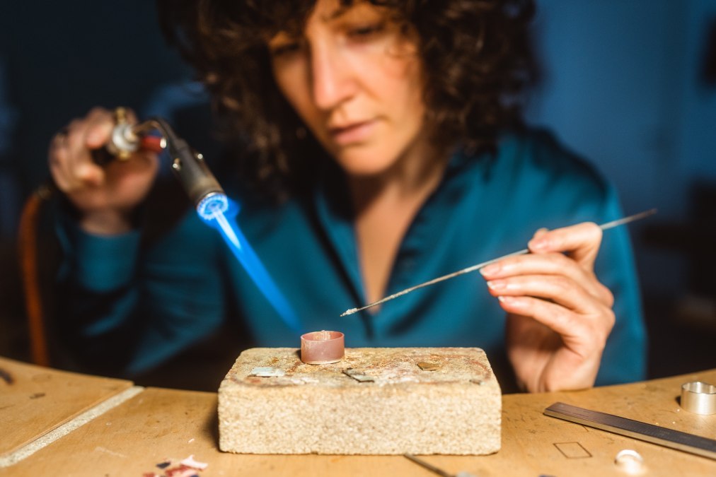 Bei der Schmuckherstellung, © Erik Gross