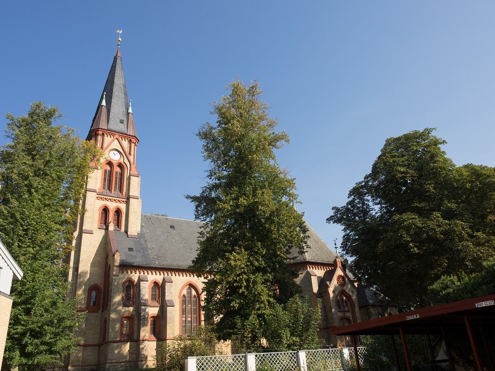 Die Wariner Stiftskirche liegt auf einem Hügel direkt am Marktplatz. // © Frank Burger Die Wariner Stiftskirche liegt auf einem Hügel direkt am Marktplatz. // © Frank Burger