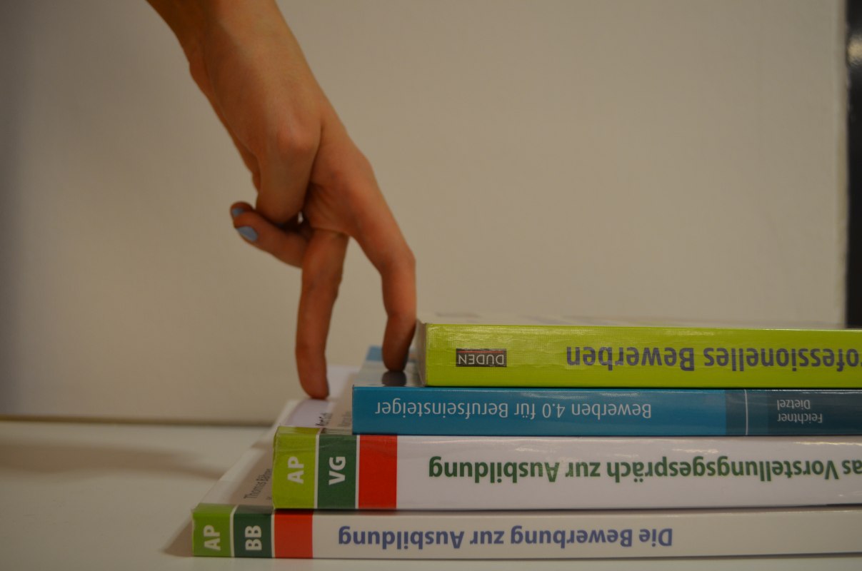 Symolisch gehen zwei Finger eine Treppe bestehend aus Büchern hoch. // © Stadtbibliothek Stralsund Symolisch gehen zwei Finger eine Treppe bestehend aus Büchern hoch. // © Stadtbibliothek Stralsund