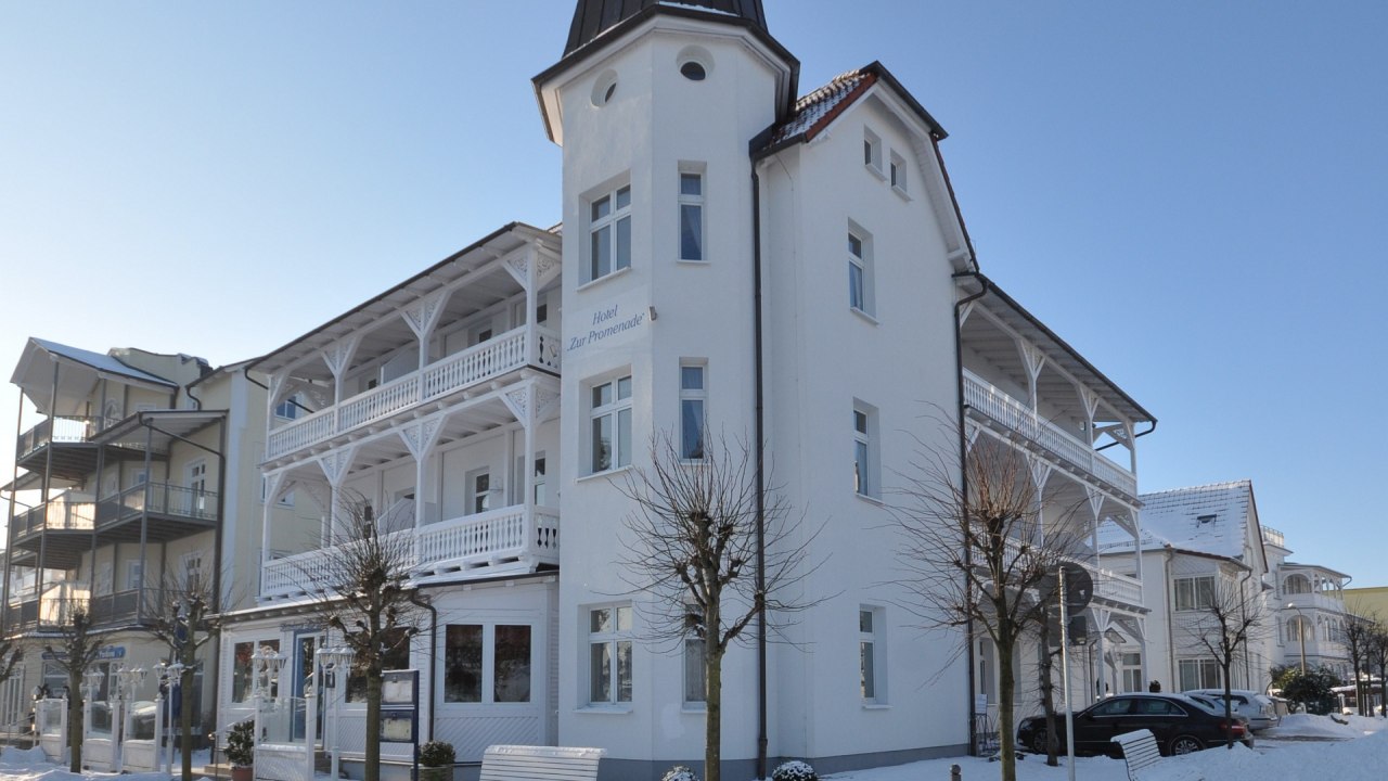 Unser privat geführtes Strandhotel direkt am Binzer Sandstrand und der Promenade. // © Strandhotel zur Promenade Unser privat geführtes Strandhotel direkt am Binzer Sandstrand und der Promenade. // © Strandhotel zur Promenade