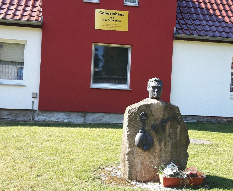 Gedenkstein Max Schmeling vor dem Geburshaus // © Angelika Michaelis Gedenkstein Max Schmeling vor dem Geburshaus // © Angelika Michaelis
