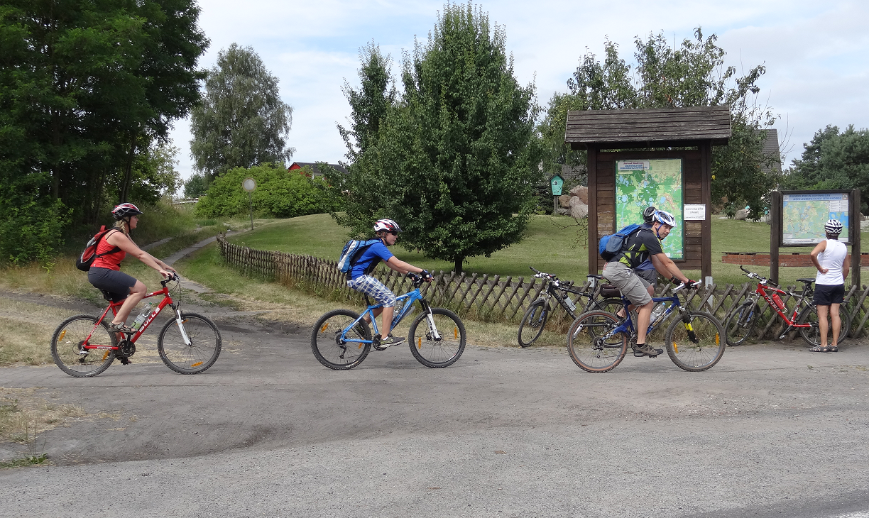 Radfahrer am Findlingsgarten Wesenberg, © Mecklenburgische Kleinseenplatte Touristik GmbH Radfahrer am Findlingsgarten Wesenberg, © Mecklenburgische Kleinseenplatte Touristik GmbH