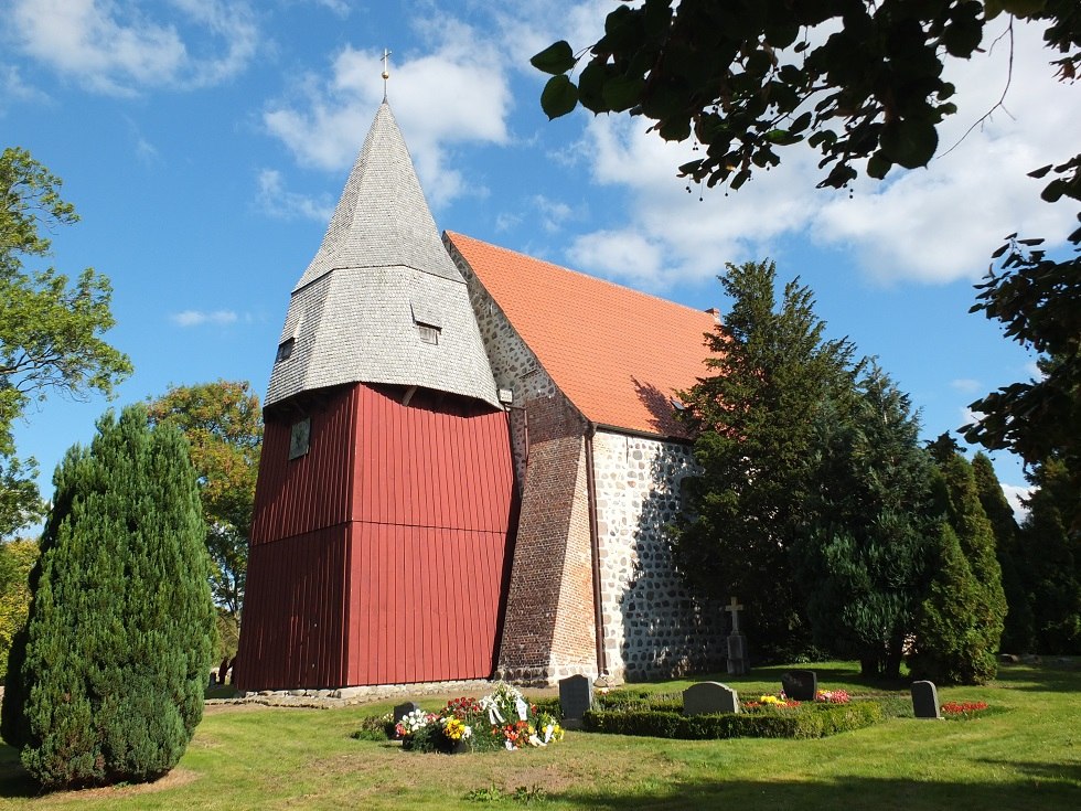 Zijaanzicht van de Tribohmer veldsteenkerk vanuit het zuiden // © Martin Hagemann Zijaanzicht van de Tribohmer veldsteenkerk vanuit het zuiden // © Martin Hagemann