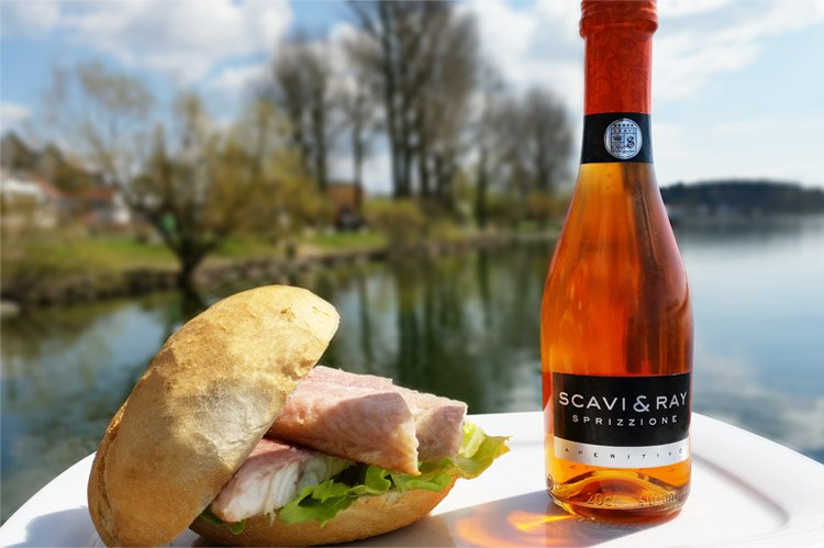 Ein leckeres Fischbrötchen und einen Piccolo am Ufer der Müritz genießen // © Fischräucherei Rösing GmbH Ein leckeres Fischbrötchen und einen Piccolo am Ufer der Müritz genießen // © Fischräucherei Rösing GmbH