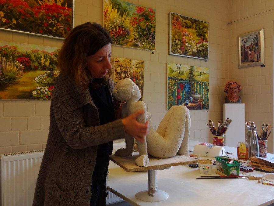 Christine Radecke beim Modellieren einer Plastik, © Christine Radecke Christine Radecke beim Modellieren einer Plastik, © Christine Radecke