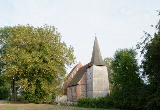 Die mittelalterliche Dorfkirche von Kuppentin  im Sp&auml;tsommer. // &copy; Tourismusverband Mecklenburg-Schwerin