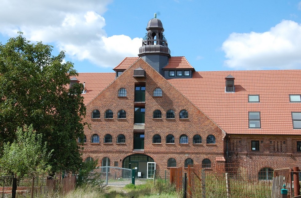 Der repr&auml;sentative Mittelturm und die gro&szlig;en Tore zeugen vom damaligen Glanz. // &copy; Gabriele Skorupski
