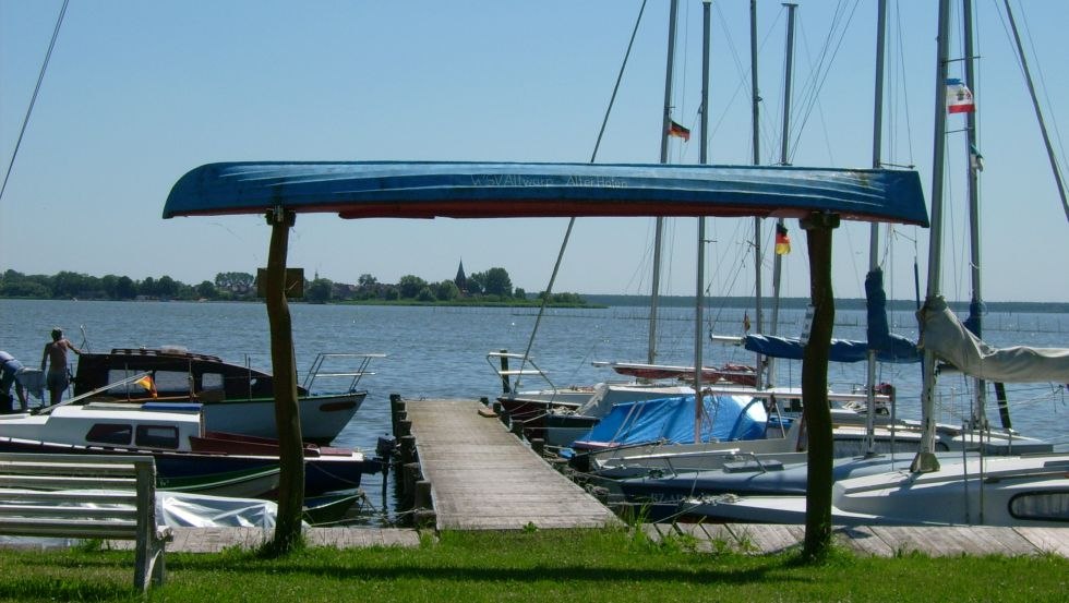 Bootshaven van Altwarp met uitzicht op Nowe Warpno in Polen (Neuwarp) // © Wanderagentur HARIDO Bootshaven van Altwarp met uitzicht op Nowe Warpno in Polen (Neuwarp) // © Wanderagentur HARIDO