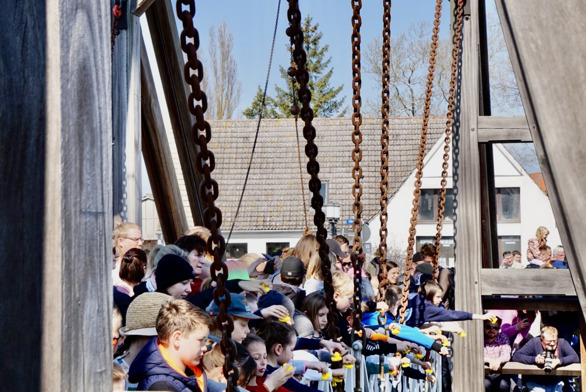 Das Entenrennen auf der Wiecker Klappbr&uuml;cke findet viel Anklang., &copy; Gudrun Koch