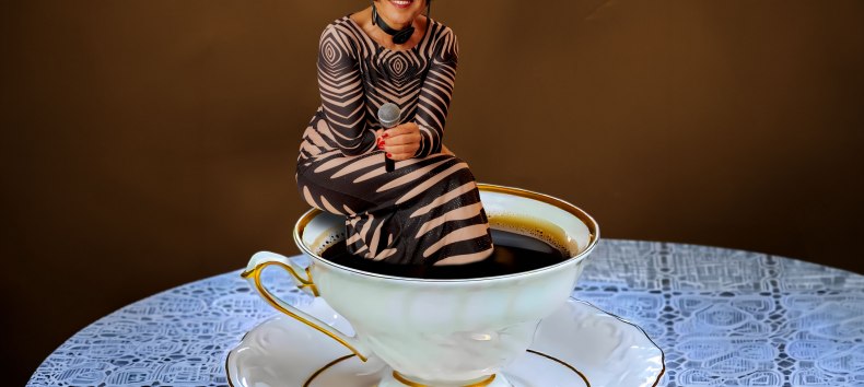 Augenzwinkernd in Szene gesetzt: Jacqueline Boulanger ist Sängerin und Jurorin bei der Aktion „Omas schönstes Kaffeegedeck gesucht!“. // © Herrenhaus Brookhusen Augenzwinkernd in Szene gesetzt: Jacqueline Boulanger ist Sängerin und Jurorin bei der Aktion „Omas schönstes Kaffeegedeck gesucht!“. // © Herrenhaus Brookhusen