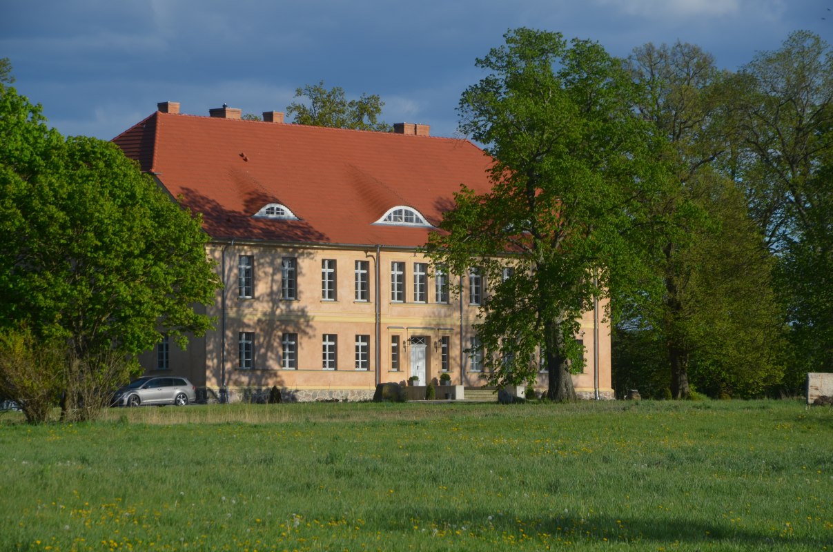 Frontalansicht des Gutshauses // &copy; Annkatrin Rabe